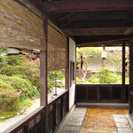 葛城 北の丸 - 離れに泊まらせていただきまして　ロビーからは数百メートルあります　遠いです　 が　外廊下のまわりの庭がそれぞれ美しく　飽きさせません　むしろ遠い部屋でよかったです