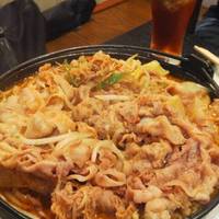 焼肉 にくなべ屋 神戸びいどろ 北野坂店 - 肉鍋できあがり