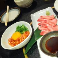 焼肉 にくなべ屋 神戸びいどろ 北野坂店 - タンユッケとタン刺し
