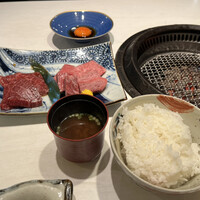 肉の匠 将泰庵 船橋駅前 はなれ店 - ※　塩焼肉３種とたれ焼肉２種の盛り合わせに、ご飯・赤出汁・前菜・一品料理・デザートまでが整った構成。焼肉はひと切れごとに繊細な火入れで、脂の甘みと赤身の旨みが感じられる。中でもたれ焼肉は、香ばしさとタレのコクがよく馴染み、自分好みの味わいだった。塩焼きの上品さも魅力的だったが、たれのほうが肉の旨みを一層引き立てていた印象。