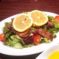 塩だれ牛タンのグリーンサラダ