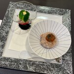 トゥ・ラ・ジョア イズム - ★真蛸と木の子の葛寄せ揚げ
      きのこ(しめじ、椎茸、舞茸、ポルチーニ)と答志島の蛸を葛で合わせてバルサミコ酢を加え揚げたタコ焼き風の仕上がり
      キャビアを潜ませた芽キャベツ