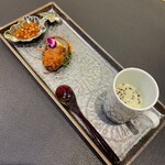 トゥ・ラ・ジョア イズム - ★始まりの一皿
      シャインマスカットと牛タンのカツレツ、衣はスライスしたジャガイモ
      枝豆の冷製スープ、ゴルゴンゾーラとブルーチーズ、枝豆のアイスが底に、散らされているのは黒オリーブ