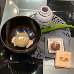 トゥ・ラ・ジョア イズム - ★栗きんとん
      黒オリーブを加えた栗きんとんにトリュフを敷いてビーフコンソメ仕立てに
      自家製栗の渋皮煮とフォアグラの最中