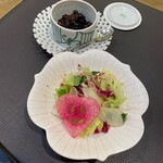 トゥ・ラ・ジョア イズム - ★Ｍのサラダ
      アクセントに1ヶ月熟成のドライフルーツの赤ワイン煮