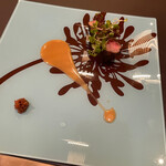 トゥ・ラ・ジョア イズム - ★熊本赤牛の炭火焼き
      さしの入った熊本の赤牛(赤牛では300頭に1頭の希少品)、玉ねぎのソース(3日間湯煎して作るそう)、ゴマ油、スプラウト