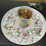 トゥ・ラ・ジョア イズム - ★中華風熱々小鍋
      ウバザメのヒレ、利久麩、宮崎牛、名古屋コーチンと黒豚の出汁
      お好みでXO醤と麻辣醤を加えて