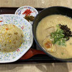 麺々亭 - 豚骨ラーメン　ミニ炒飯セット　880円