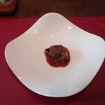ベルエキップ - ◯究極のビーフシチュー
      上から掛けるソースは牛肉10キロから2リッター
      しか取れない牛だけのお出汁。
      お肉は味はつけずに柔らかく空気を含ませた品
      との説明