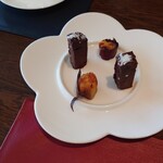 ベルエキップ - ◯小菓子（さつまいも、ショコラ）
      さつまいもはシッカリ甘みがあり、デザートとしては
      そのまま蒸されてても美味しいよね
      ショコラはカカオ多めでビターな大人な味わい。
      濃厚なショコラ感が味わえた