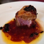 ベルエキップ - 究極のロッシーニ　断面
      トリュフオイルの香りを楽しみながら
      お肉とフォアグラの旨味を堪能する。
      間違いなく旨い❕