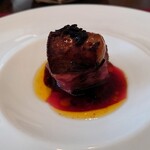ベルエキップ - フォアグラはフランス産が3月から輸入停止なので、
      ブルガリア産の上質な品を使ってるとのこと
      旨味サッパリな子羊のロティにフォアグラの旨味と
      黄金の脂、トリュフオイルを掛けて
      旨味を足されている