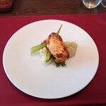 ベルエキップ - ◯お刺身用のスズキのパイ包み
      （ソース掛ける前）
      活け締めしたスズキをパイ包みにし、
      ホタテのムースを挟んでブイヤベース
      お魚、アサリ、サフランで味付けしたソースを
      上から掛けられている
      