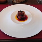 ベルエキップ - ◯究極のロッシーニ
      子羊の骨付き塊肉を3時間ロティ
      芯のみ切り取ってある
      今入る最上品
      ブルガリア産放し飼い子羊とのこと
      焼いたときに出る黄金の脂
      トリュフの油をシェフさんから掛けて頂ける