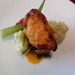 ベルエキップ - パリッとしてる軽い味わいのスズキの
      パイ包みに、ソースの旨味が足されてる。
      野菜の苦味やイチヂクの甘みと変化に富んだ
      付け合せで面白い味わいで美味しい味わい。