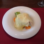 ベルエキップ - ◯瑞浪野菜のエミュレーション
      鶏の出汁とお野菜とバター、パルミジャーノ
      レッジャーノの旨味が良い感じのソース
      一番上は花オクラの花びら
      繊細な甘みと苦味と渋みがある
      このソースでそれが生きる