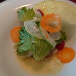 ベルエキップ - 更に旨味を足されて良い感じ
      野菜サラダってあまり美味しいと思って食べることは
      ないんだけれどこのソース
      野菜がホント旨く食べられる
      こんなソース売ってたら
      どれだけ野菜食べるの好きになる事か