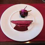 ベルエキップ - ◯京都の七谷クロワゼ鴨のロティ
      日本で一番美味しい鴨で
      ミシュラン三ツ星のお店でも出されてる品。
      窒息処理で血を残して絞めてある。
      表面のカリッとした焼き加減と香ばしさ。