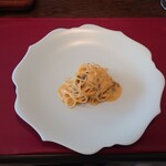 ベルエキップ - ◯全卵？を使ったカルボナーラ
      パスタの固さはアルデンテで
      卵黄の濃厚、円やかさのある美味しさ。
      これも旨いねえ❕