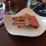 ベルエキップ - 子羊の骨付き塊肉から芯の部分を切り抜いた後の部分
      食べるのはNG
      以前、目を離しているスキに食べちゃったお客が
      「食べちゃいましたけど良かったですか？」と話され
      「食べちゃ駄目です」と答えられた（笑）