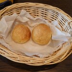 ベルエキップ - ペアリングされてるのはカレーのパンで
      これでソースを掬い取って食べると
      またこれが味わいあってるねえ❕
      
      このお店のソースはパンがある限り
      残すことはない。