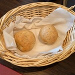 ベルエキップ - 何のパンだったか不明？
      料理、ソースにペアリングされている