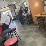 こだわりの　やぐらラーメン - 店内はカウンターにテーブル。奥には座敷も。