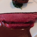 ベルエキップ - 中は赤いけれどキチンと火は入っている絶妙な焼き加減
      血の苦味と肉の美味しさを感じ、
      赤ワインともよく合う旨い味わい❕
      といっても僕はハンドルキーパーなので
      ノンアルコールワインなんだけど（笑）