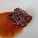 ベルエキップ - 塩味はほぼ感じなくて時間を掛けて取られた
      牛肉の濃厚な旨味のソース！
      これ、シェフさんの言う通り
      肉よりもソースがメインの料理だと思える
      これは旨いよねえ
      パンでこのソース全てを掬い取りたい