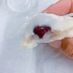 和菓子処 大角玉屋 - 東京葡萄大福　葡萄1粒目