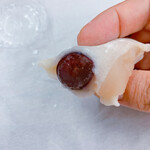 和菓子処 大角玉屋 - 東京葡萄大福　葡萄2粒目