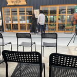 海鮮食堂KUTTA - 外で待つ椅子がいくつかあります