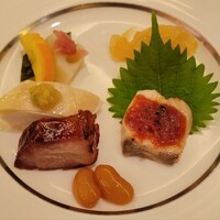 中国料理 彩龍 - 焼き物入り前菜盛り合わせ(野菜甘酢漬け、くらげ、かんぱち、大福豆、叉焼、蒸し鶏)