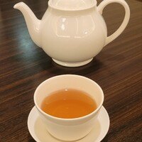 中国料理 彩龍 - ポットに入った烏龍茶は無料です