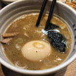 麺屋吉左右 - スープ(味玉を出すために箸を入れた)