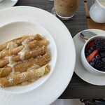 Plumeria Beach House - パンケーキとセットのフルーツ