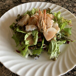 鉄板焼ケルン - 海鮮サラダ、カリカリの海老のアタマが旨い