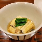 勢麟 - 鰻の白煮、花韮を添えて、白煮は水と醤油だけで、白色を失わないように煮てある