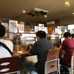 すみれ 津本店 - 店内のです。カウンター20席ほど、座敷6人掛け３つあります。