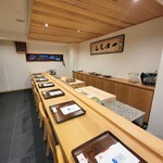 勢麟 - すっきりした店内はカウンター７席