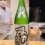 勢麟 - 初亀純米大吟醸亀、酒米は兵庫県産山田錦、40%精米、長期低温熟成、静岡県藤枝市初亀醸造