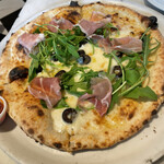 800° Degrees Neapolitan Pizzeria - オリーブ、ルッコラ、生ハムのピザ