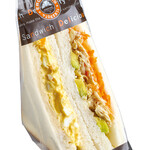 蒸し鶏とアボカド＆タマゴサンド