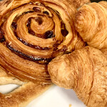 リベルテ・パティスリー・ブーランジェリー - 右はフランスとジャポン2種類のクロワッサン