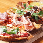 イタリアン&ワイン食堂 ViVi - ブルスケッタ①マルゲリータ②クワトロフォルマッジ③ポルチーニクリーム④トマトと生ハム