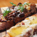 イタリアン&ワイン食堂 ViVi - ブルスケッタ・クワトロフォルマッジ・ポルチーニクリーム  