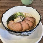 鶏×魚らーめん ゆるり - 淡麗牡蛎煮干し追い鰹しょうゆ(980円、斜め上から)
