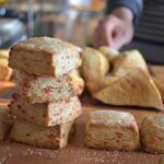 Floury Cat - 金曜日は自家製酵母を使ったスコーンなどの焼き菓子を。