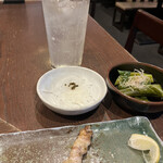新宿うな鐵　恵比寿店 - お通しがツルムラサキのお浸しと大根サラダ。うわ嬉しい！