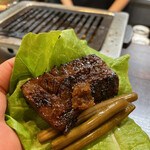 赤坂 らいもん - 厚切りハラミにニンニクの茎の甘酢漬け、肉味噌を合わせてサンチュで巻いていただきます